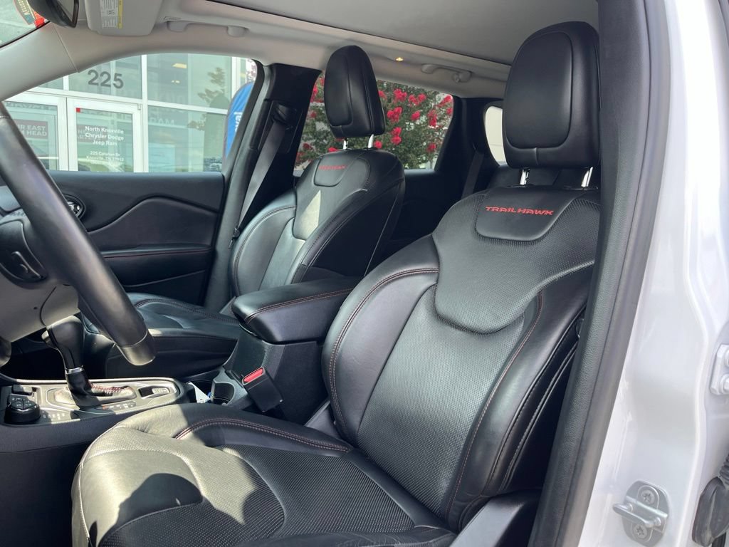 Used 2019 Jeep Cherokee Trailhawk AWD/4WD image 5