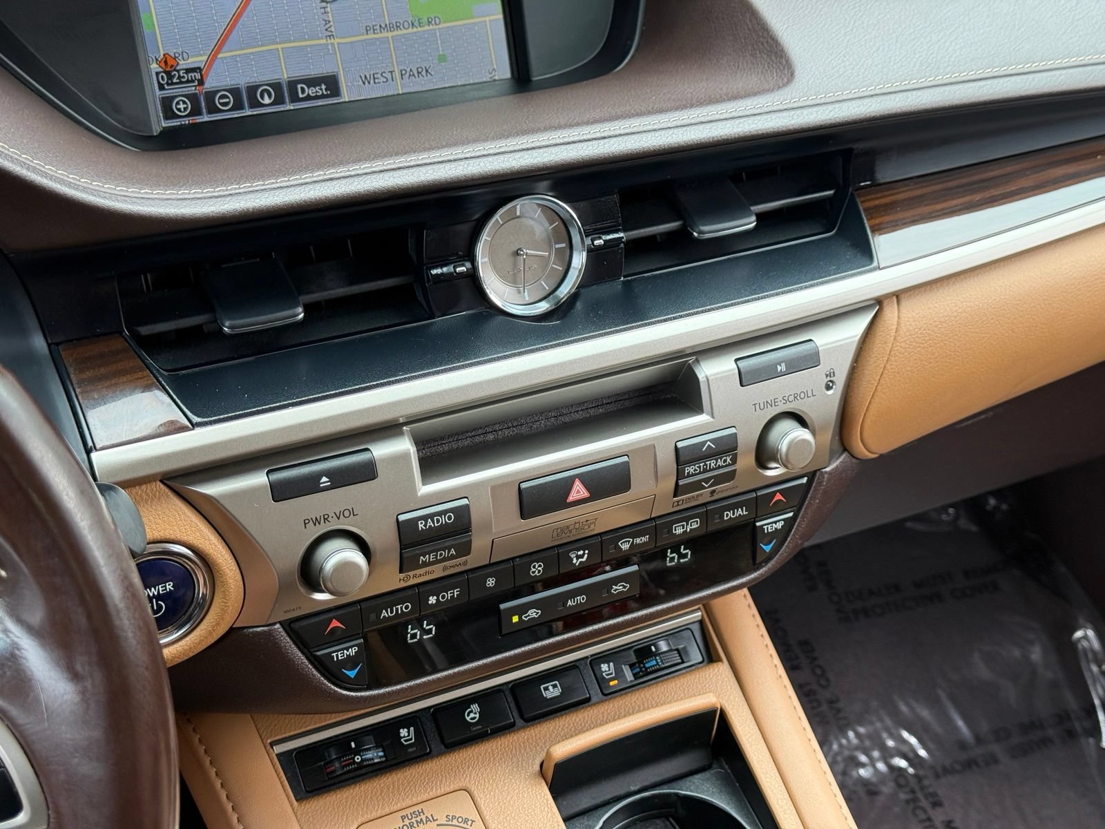Used 2016 Lexus ES 300h w/ Ultra Luxury Package FWD image 25