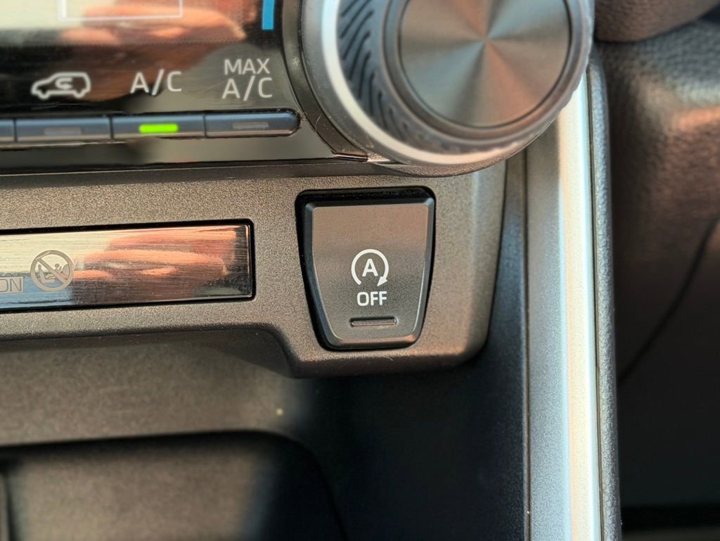 Used 2019 Toyota RAV4 LE AWD/4WD image 15