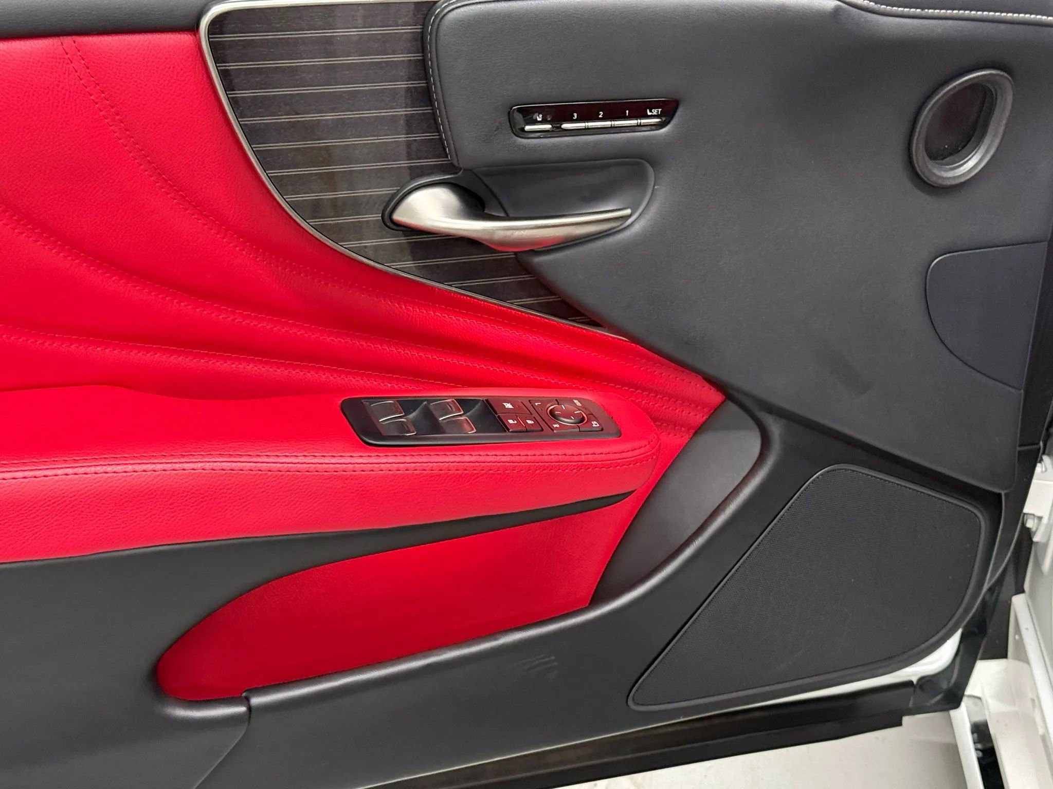 Used 2018 Lexus LS 500 w/ Accessory Package (Z2) image 25