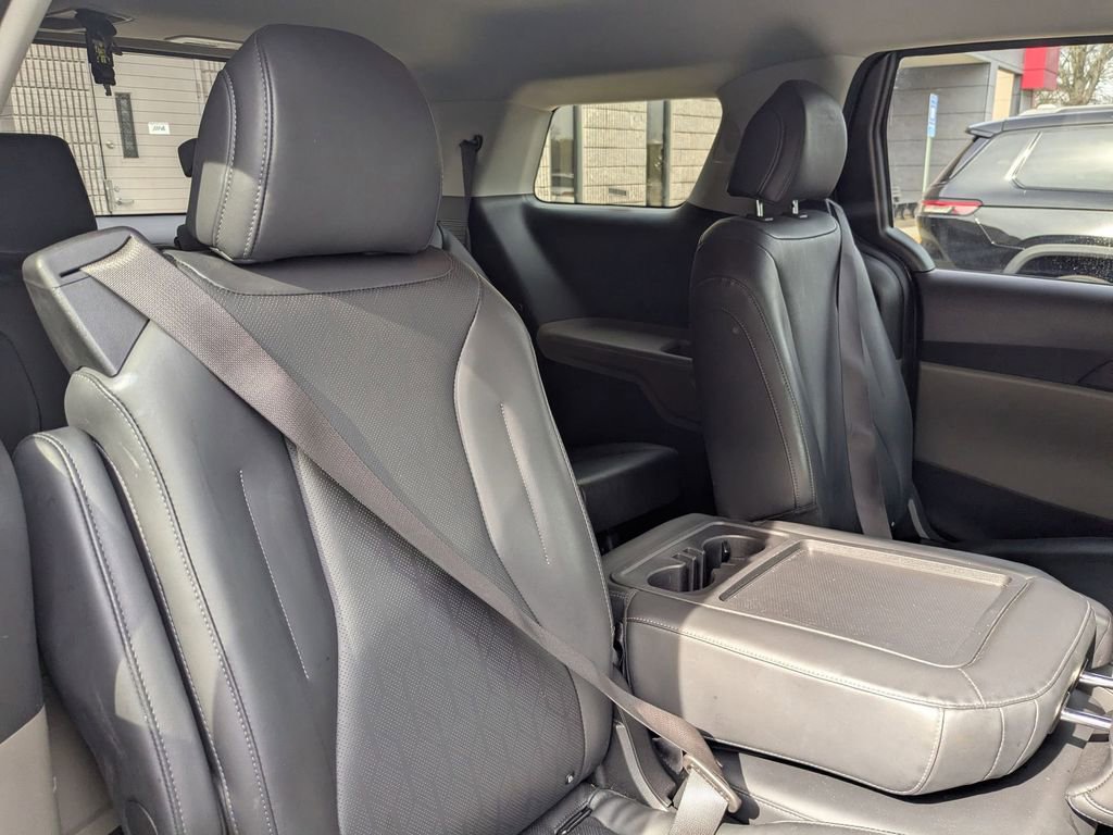 Used 2025 Kia Carnival image 29