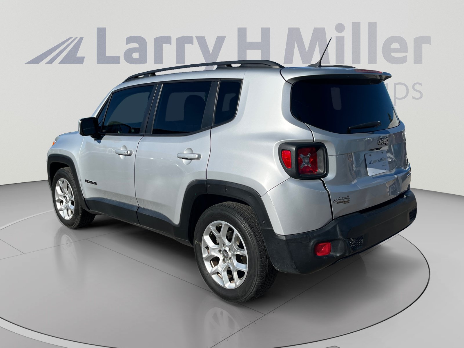Used 2016 Jeep Renegade Latitude w/ Safety & Security Group FWD image 3