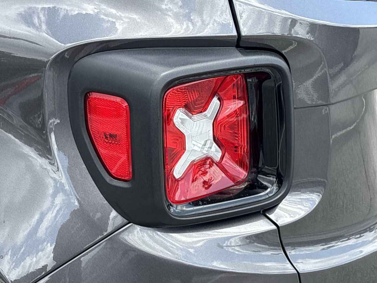 Used 2020 Jeep Renegade Altitude FWD image 7