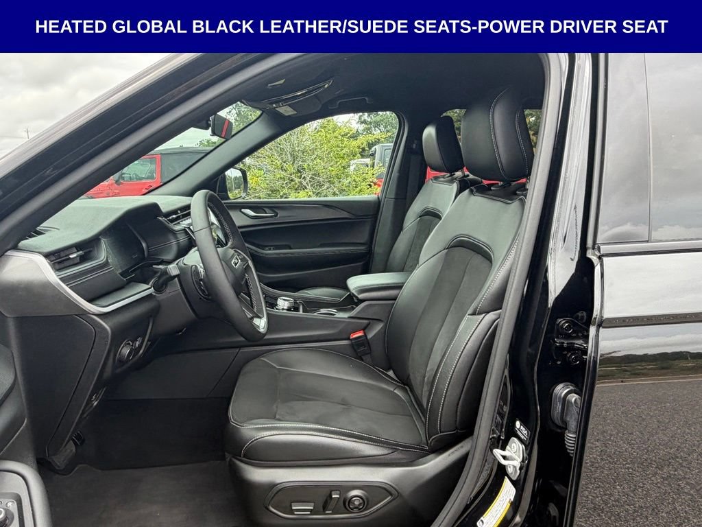 Used 2025 Jeep Grand Cherokee Altitude RWD image 4