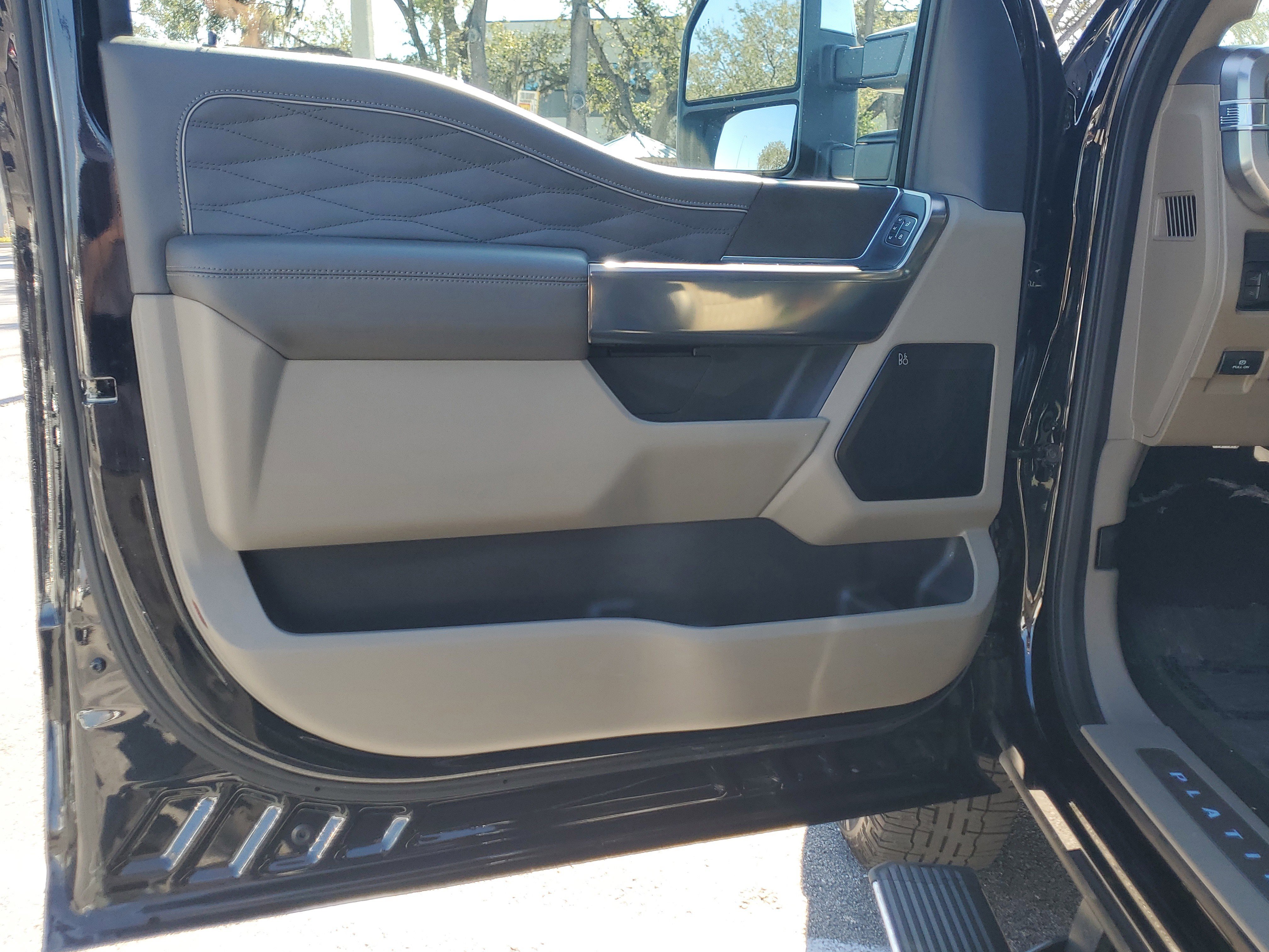 Used 2025 Ford F350 Platinum w/ Platinum Plus Package image 18