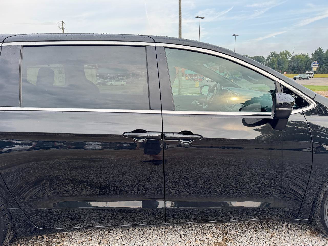 Used 2023 Chrysler Pacifica Touring FWD image 8