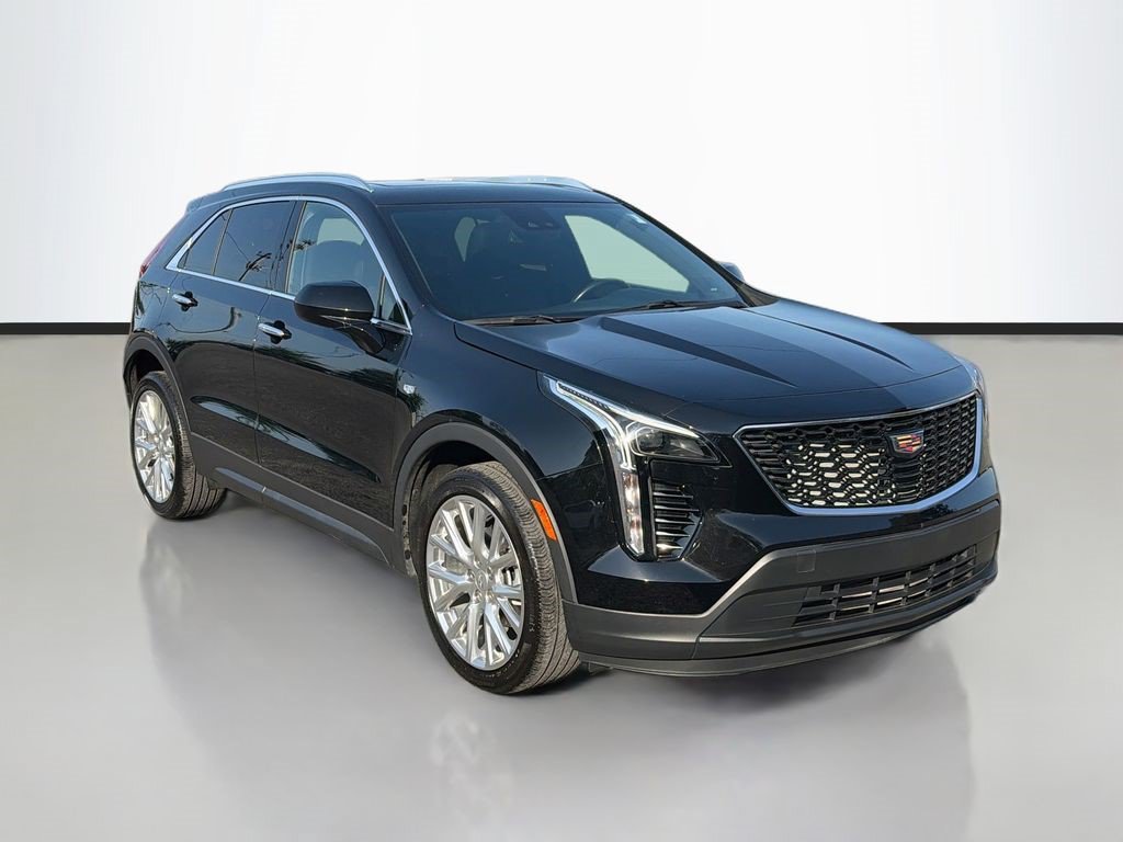 Certified 2023 Cadillac XT4 Luxury w/ Cold Weather Package AWD/4WD image 3