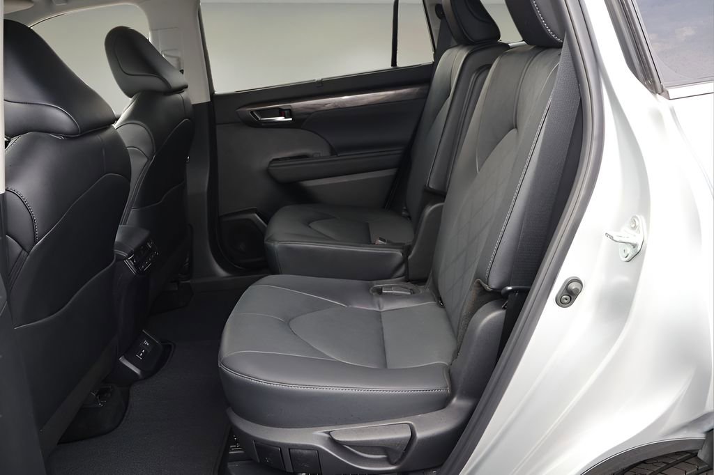 Certified 2024 Toyota Highlander Platinum AWD/4WD image 15