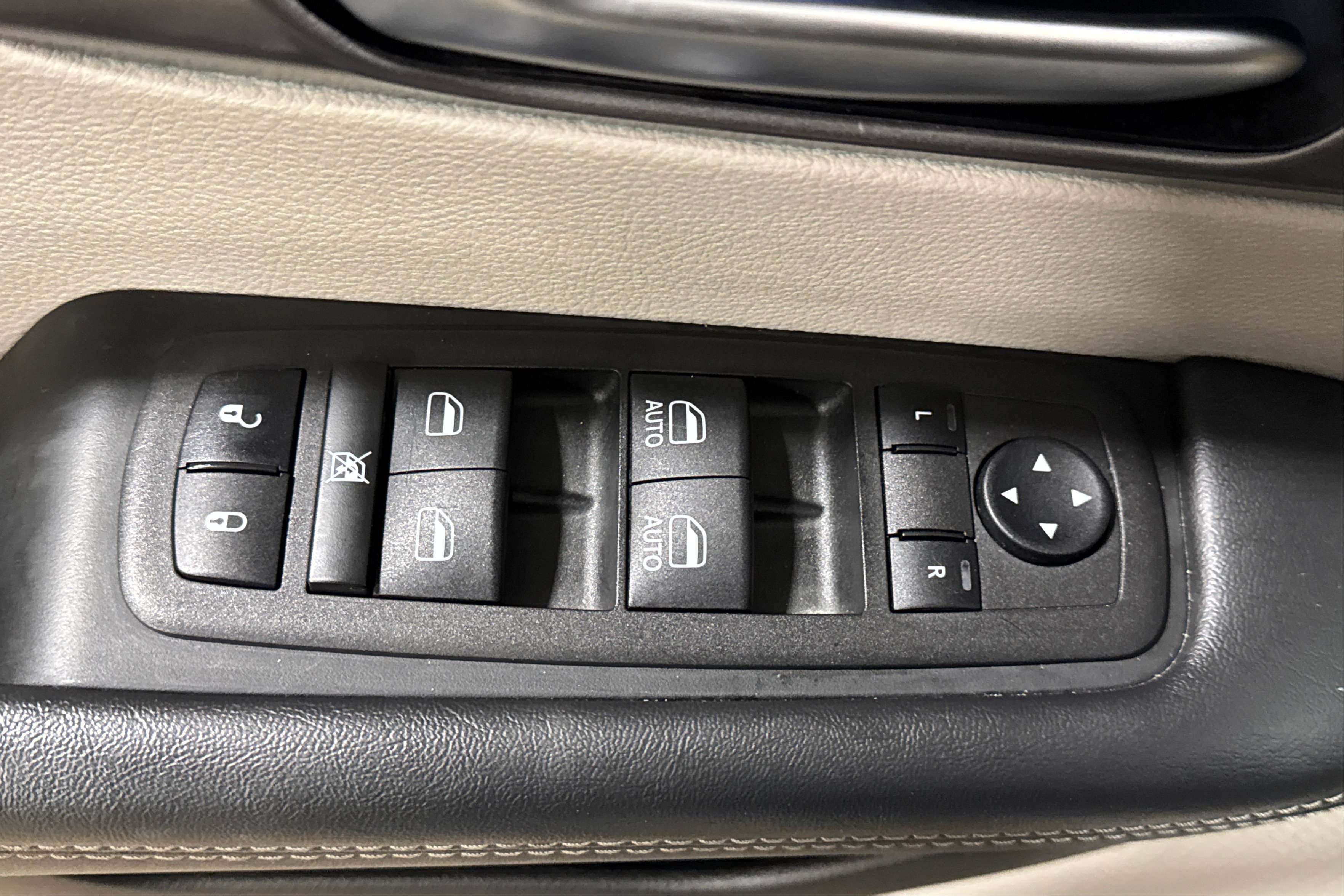 Used 2024 Chrysler Pacifica Touring-L FWD image 17