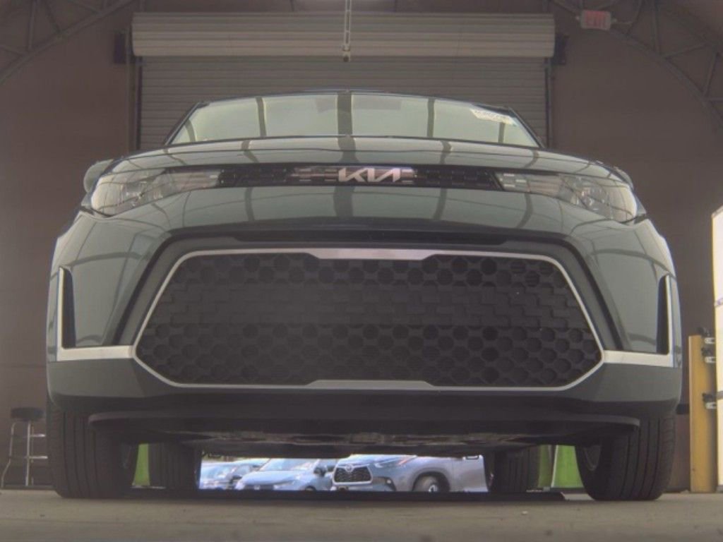 Used 2025 Kia Soul LX FWD image 2