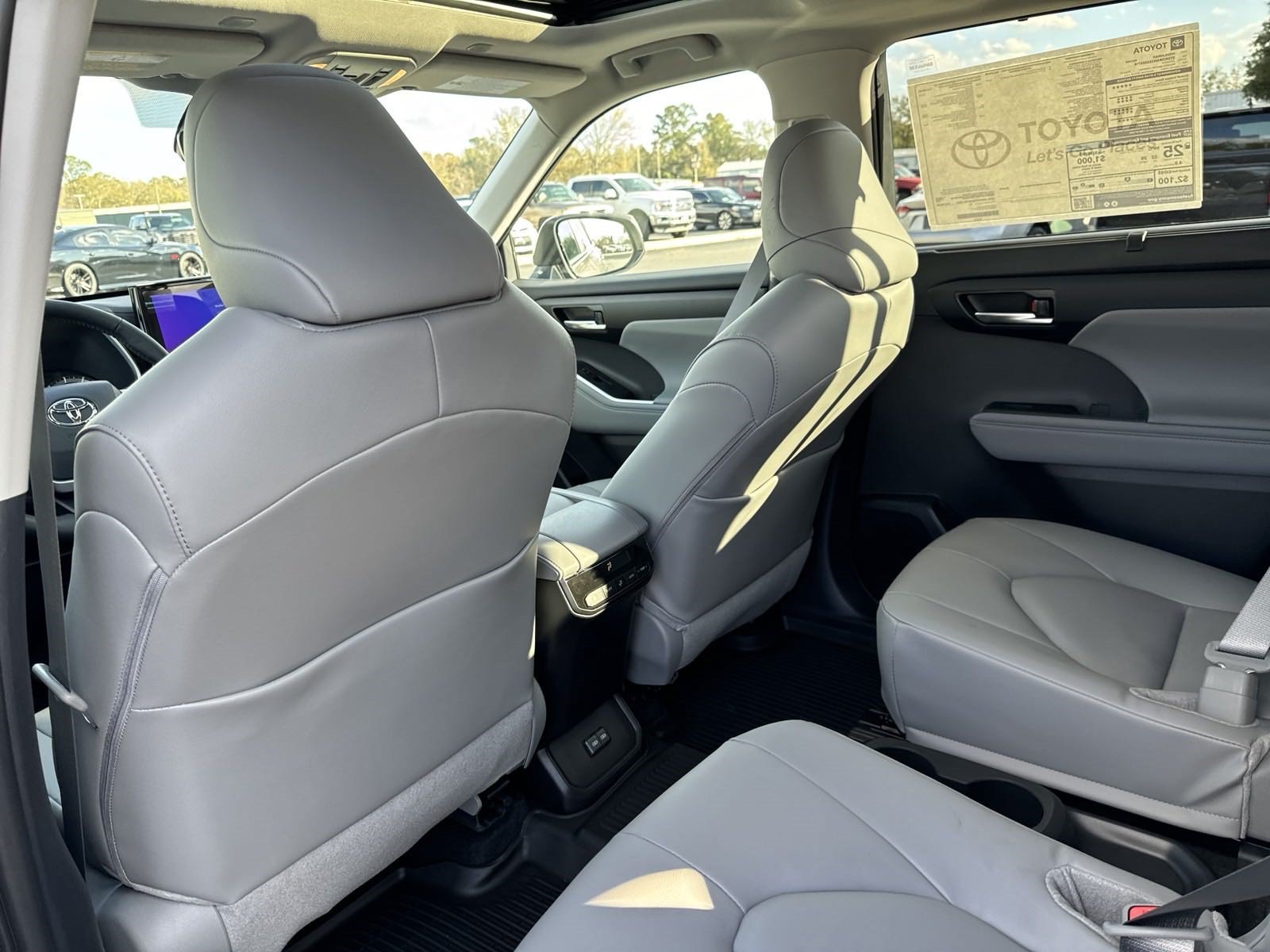 New 2025 Toyota Highlander XLE FWD image 26