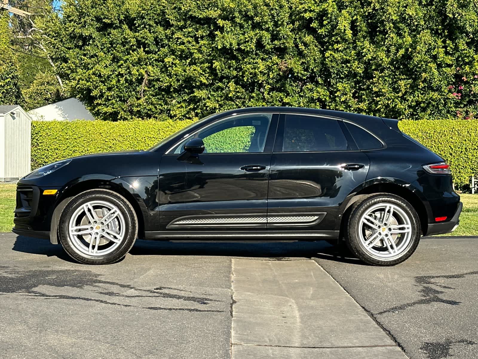 Certified 2025 Porsche Macan AWD/4WD image 2