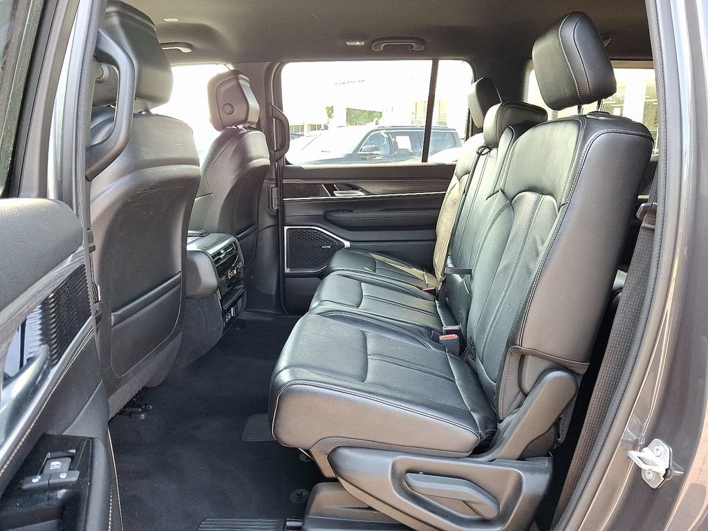 Certified 2024 Jeep Wagoneer Series II w/ Flexible Seating Group AWD/4WD image 11
