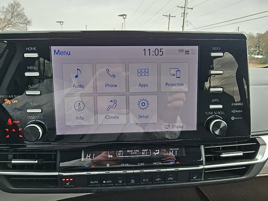 Used 2024 Toyota Sienna XLE image 4