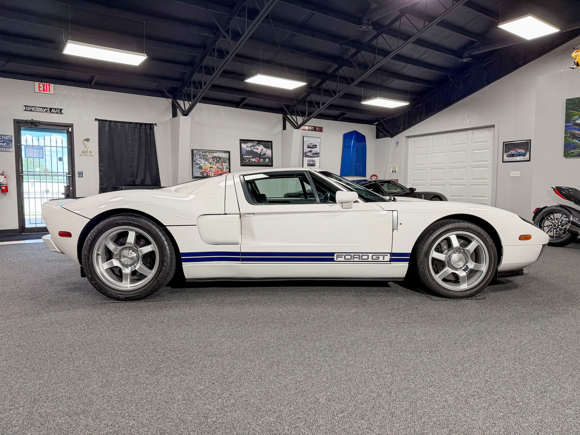 Used 2005 Ford GT RWD image 5