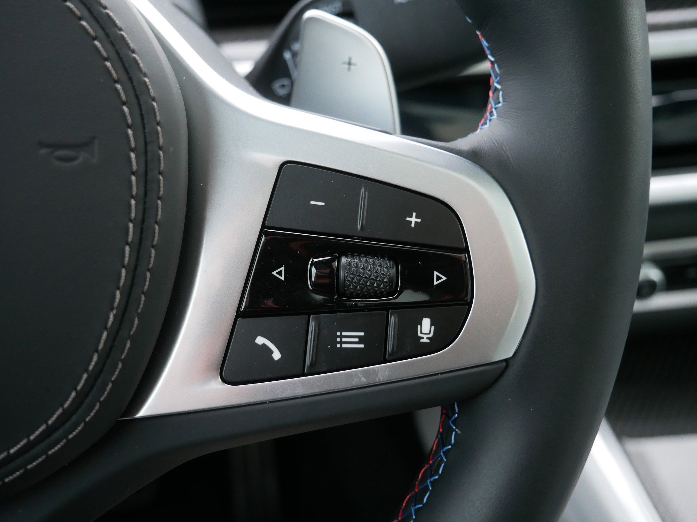 Certified 2025 BMW X6 M60i w/ Parking Assistance Package image 29