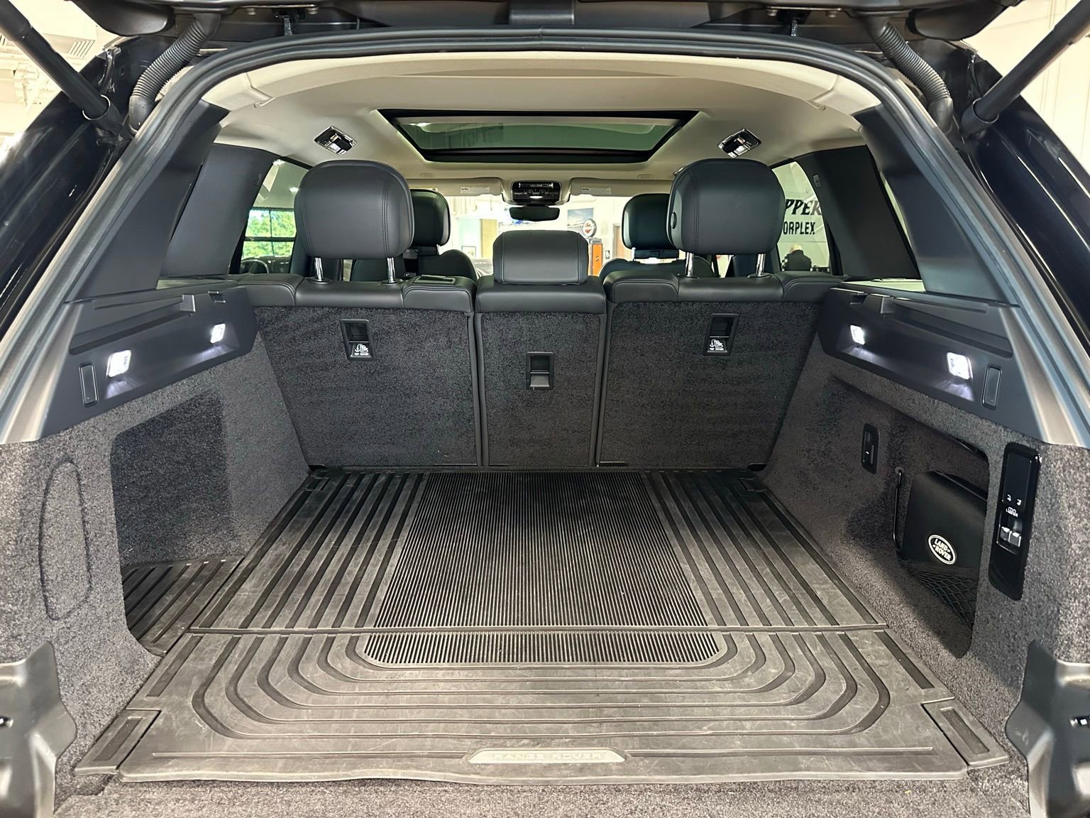 Used 2023 Land Rover Range Rover SE image 40