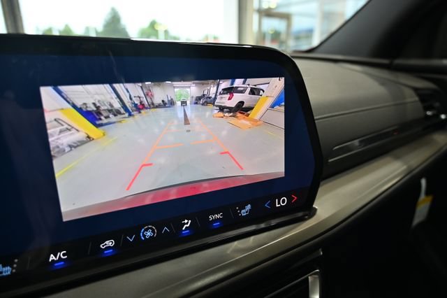 New 2026 Chevrolet Traverse LT w/ Sun and Wheel Package FWD image 17