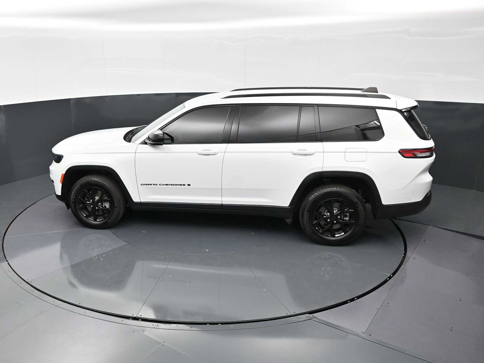 Used 2024 Jeep Grand Cherokee L Laredo RWD image 25