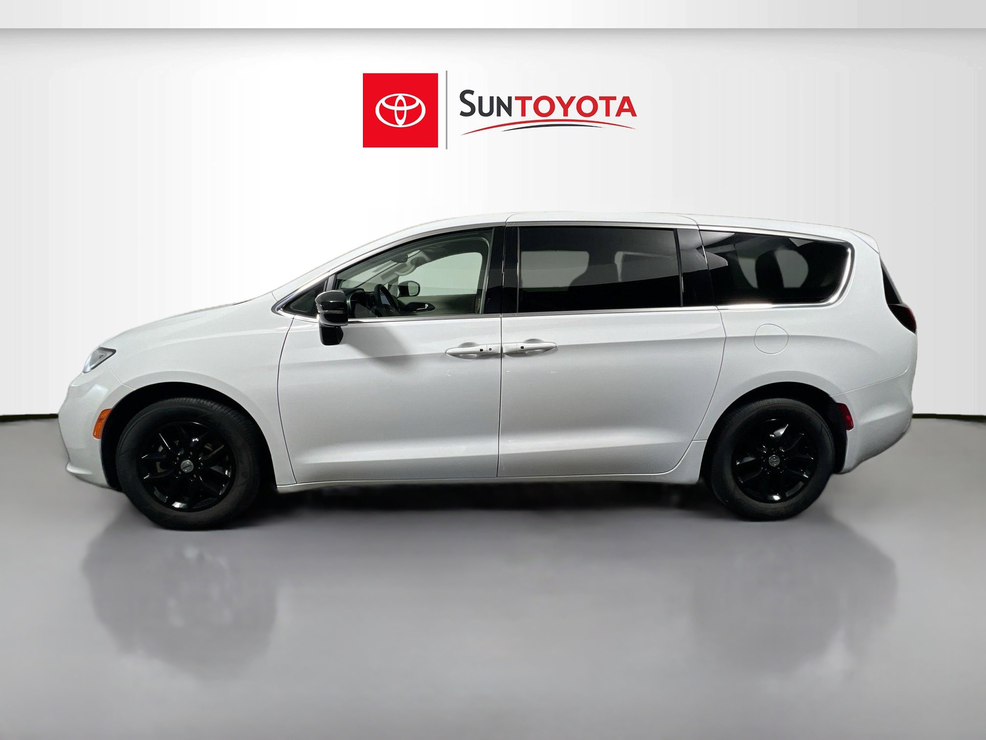 Used 2024 Chrysler Pacifica Touring-L image 7