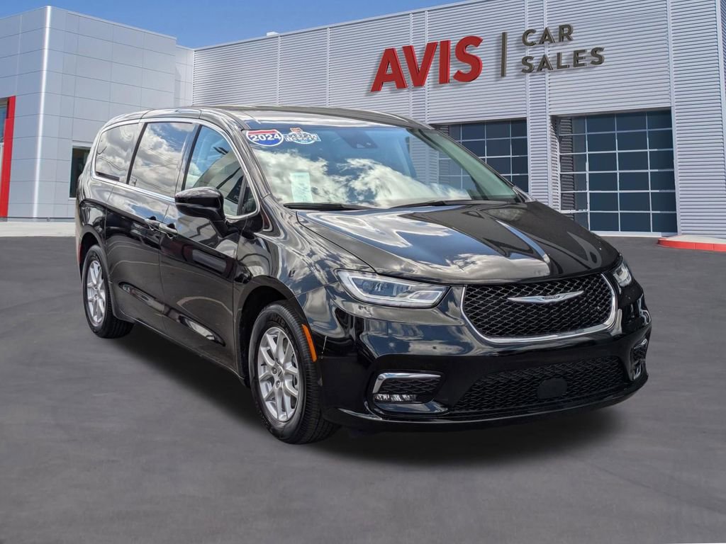 Used 2024 Chrysler Pacifica Touring-L image 3