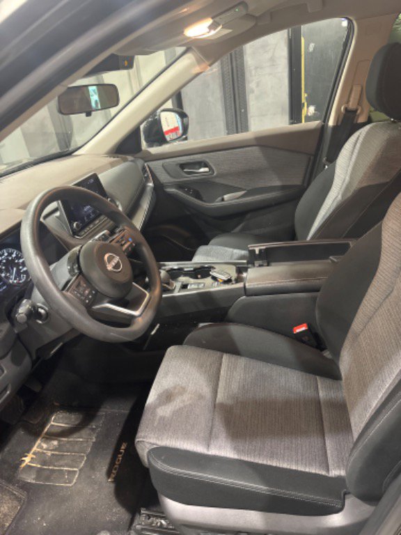 Used 2023 Nissan Rogue SV image 45