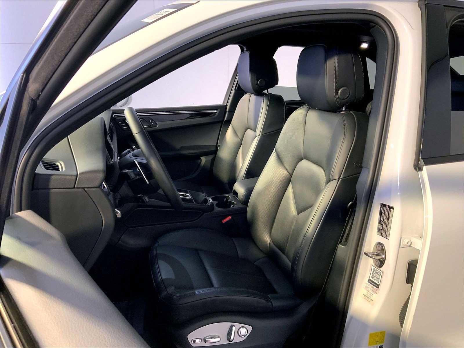 Certified 2025 Porsche Macan image 5