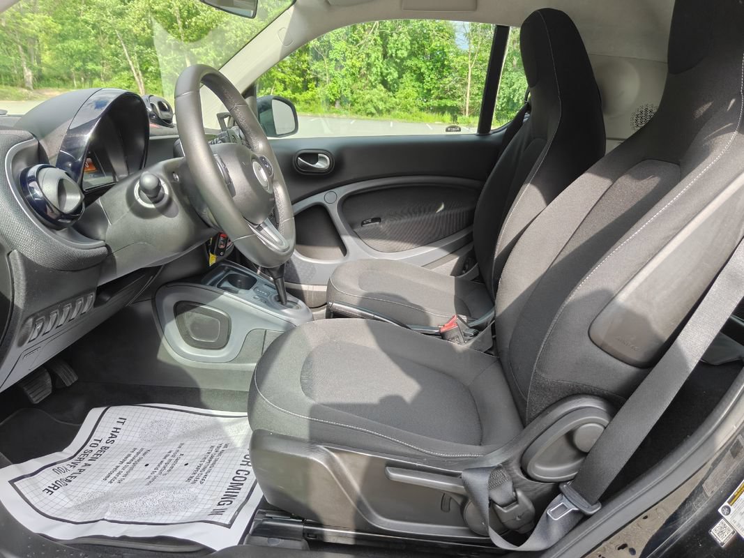 Used 2017 smart fortwo passion RWD image 13