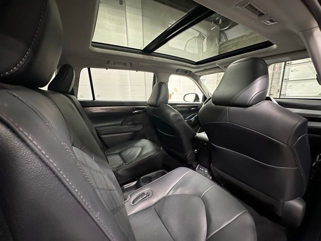 Used 2021 Toyota Highlander Platinum image 18