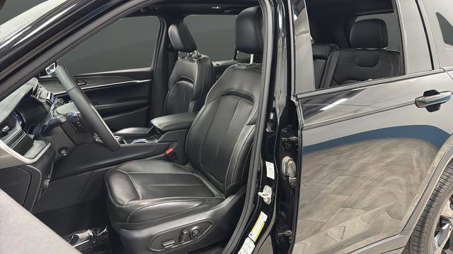 Used 2024 Jeep Grand Cherokee Limited w/ Luxury Tech Group II AWD/4WD image 9