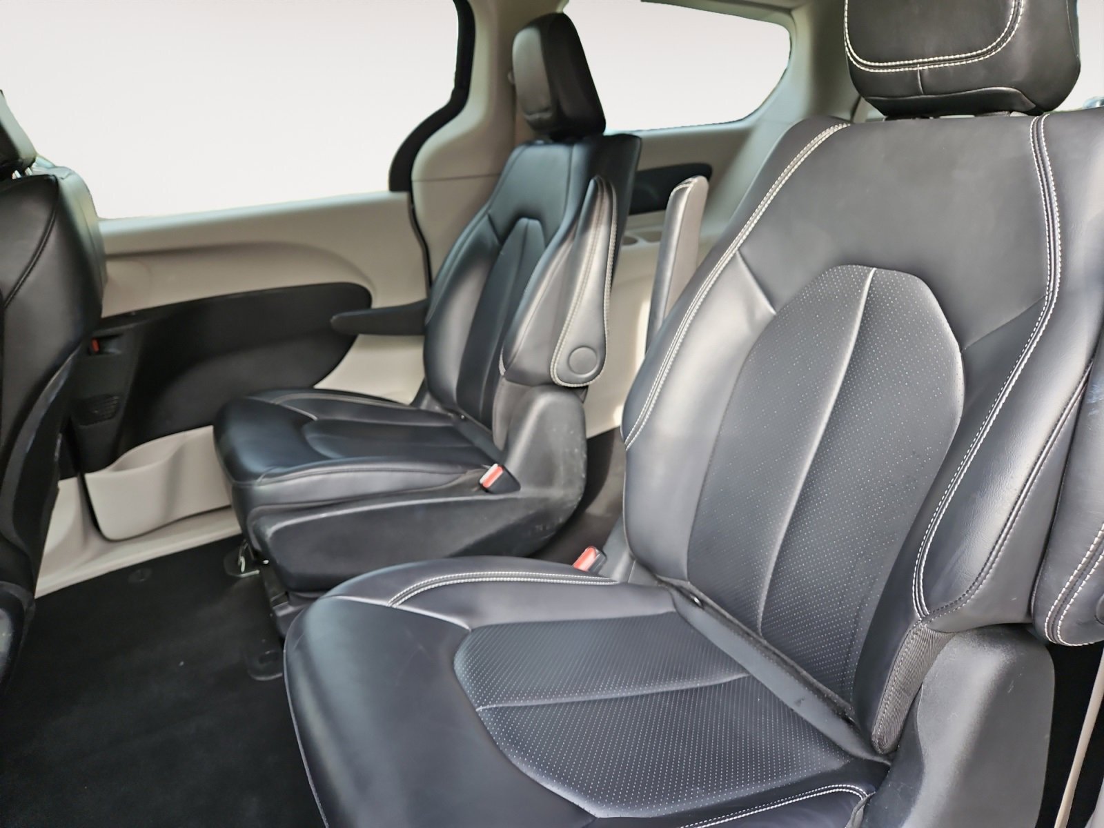 Used 2024 Chrysler Pacifica Select image 13