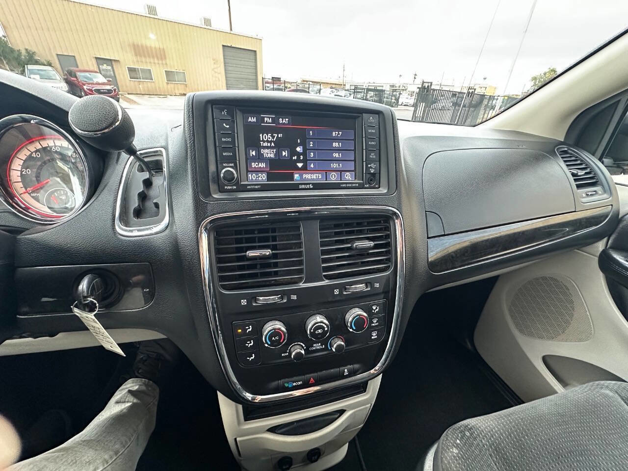 Used 2018 Dodge Grand Caravan SE w/ UConnect Hands-Free Group image 22