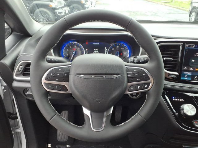 New 2027 Chrysler Pacifica Select AWD/4WD image 12
