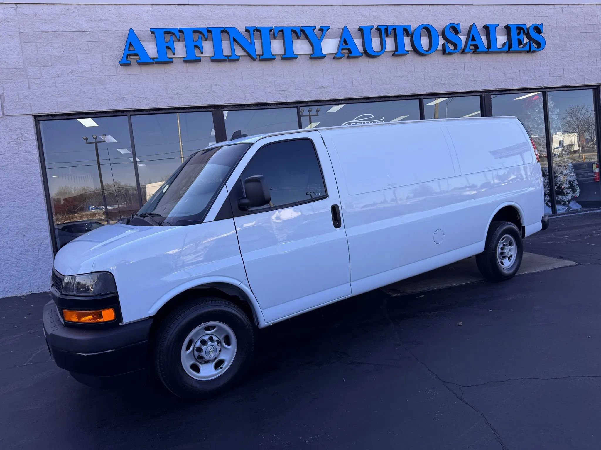 Used 2022 Chevrolet Express 2500 Extended w/ Driver Convenience Package image 2