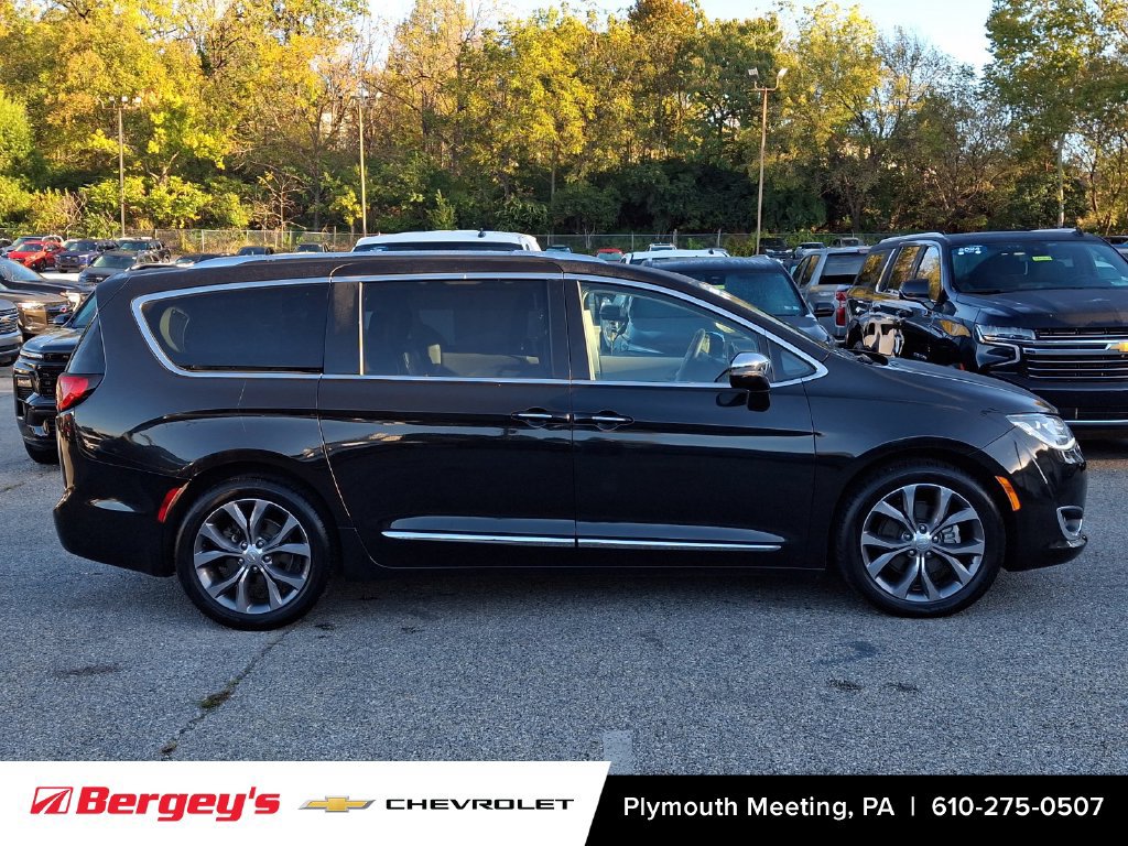Used 2018 Chrysler Pacifica Limited FWD image 9