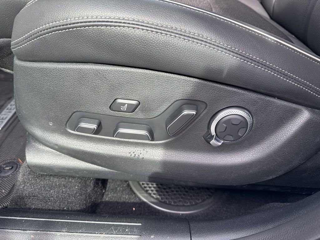 Used 2025 Genesis GV70 2.5T w/ Sport Prestige Package image 19