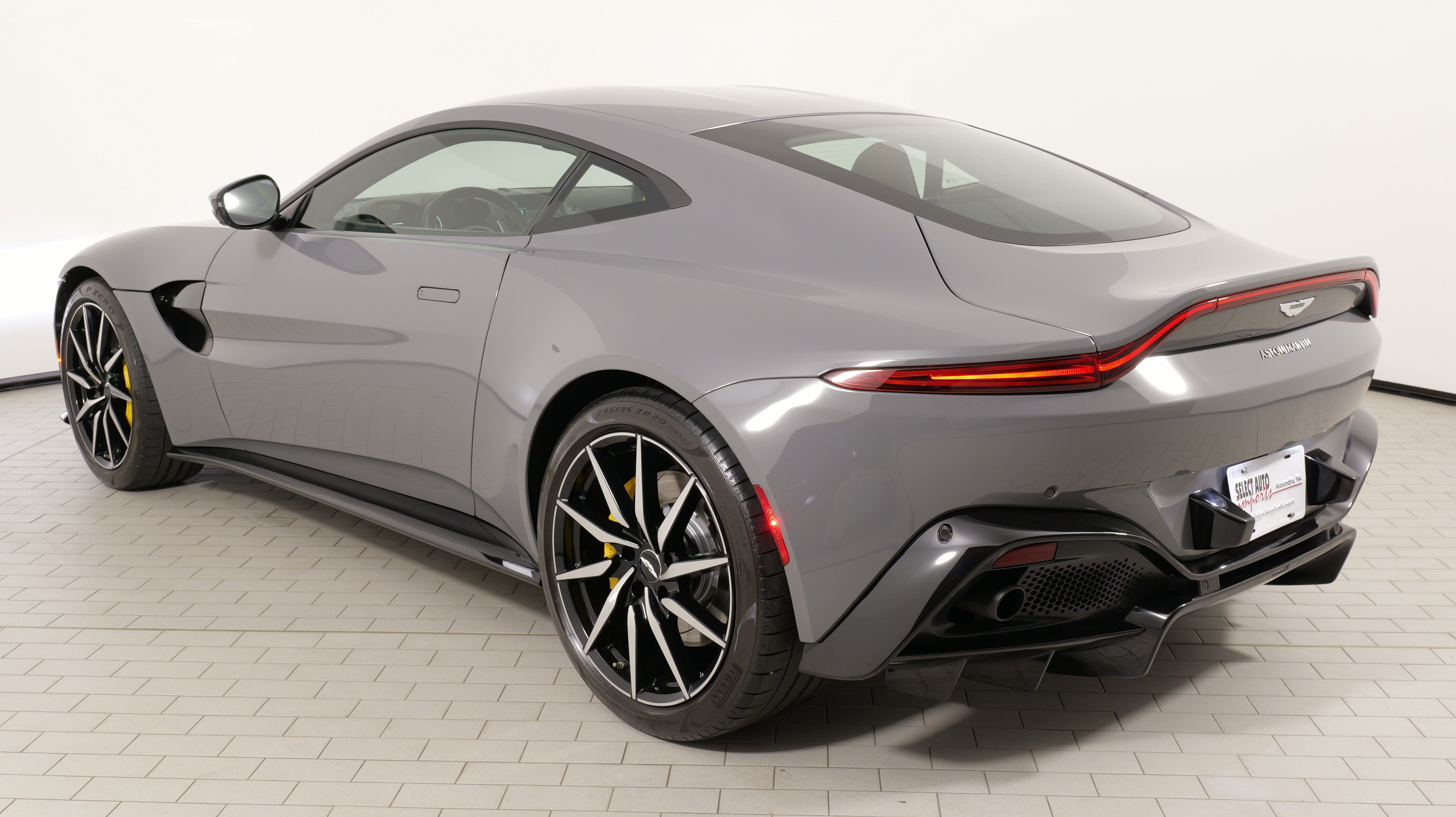 Used 2019 Aston Martin V8 Vantage Coupe RWD image 21