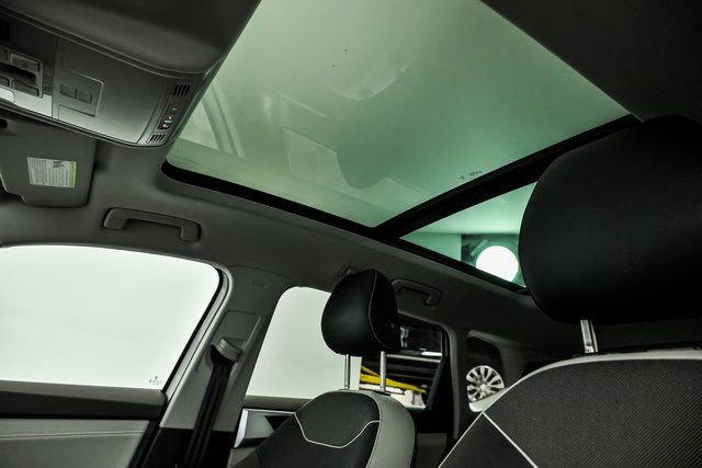 Certified 2025 Volkswagen Taos SE w/ Panoramic Sunroof Package AWD/4WD image 12