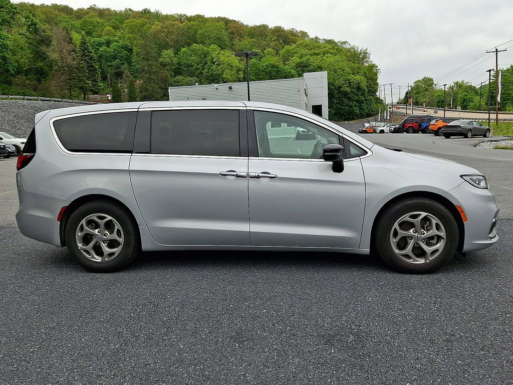 Used 2024 Chrysler Pacifica Limited FWD image 11
