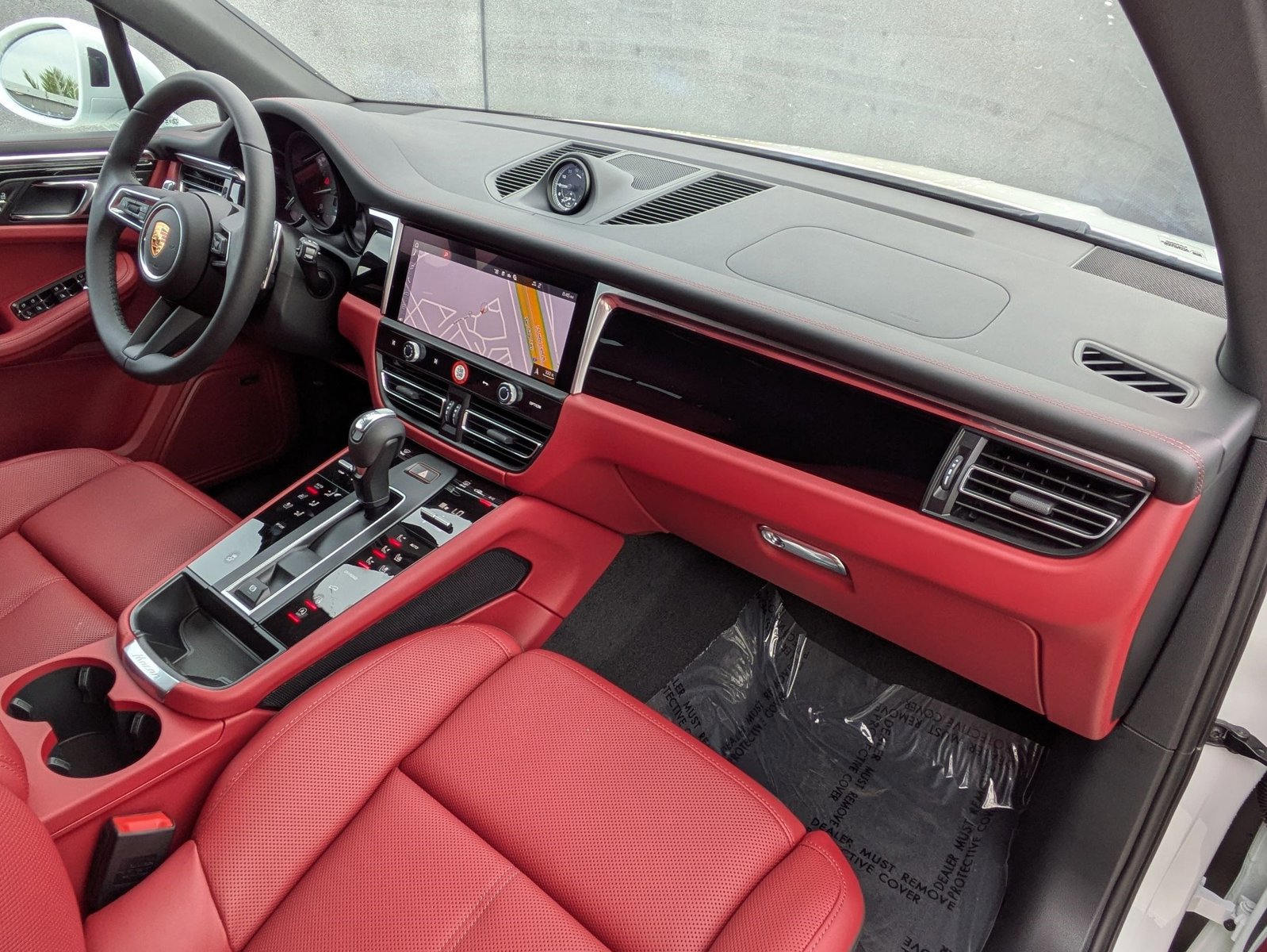 Certified 2025 Porsche Macan AWD/4WD image 26