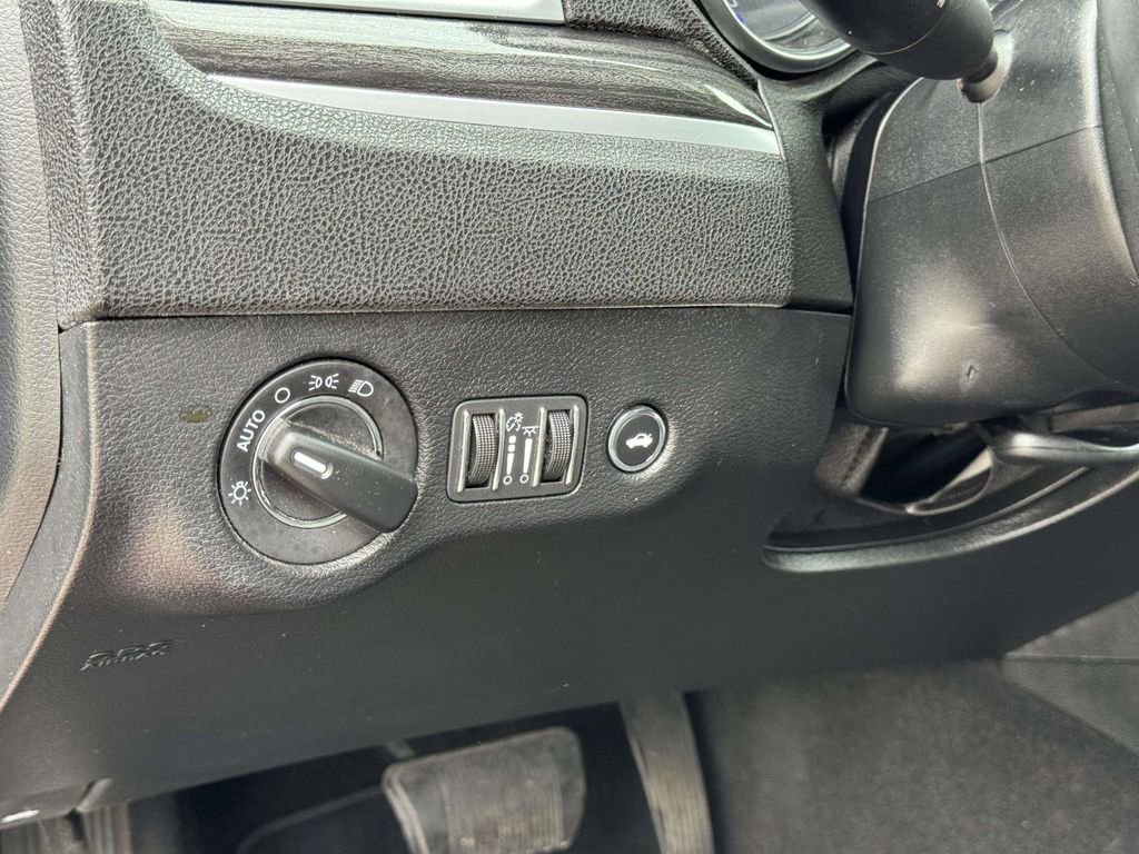 Used 2019 Chrysler 300 Touring w/ Chrome Appearance Package image 10