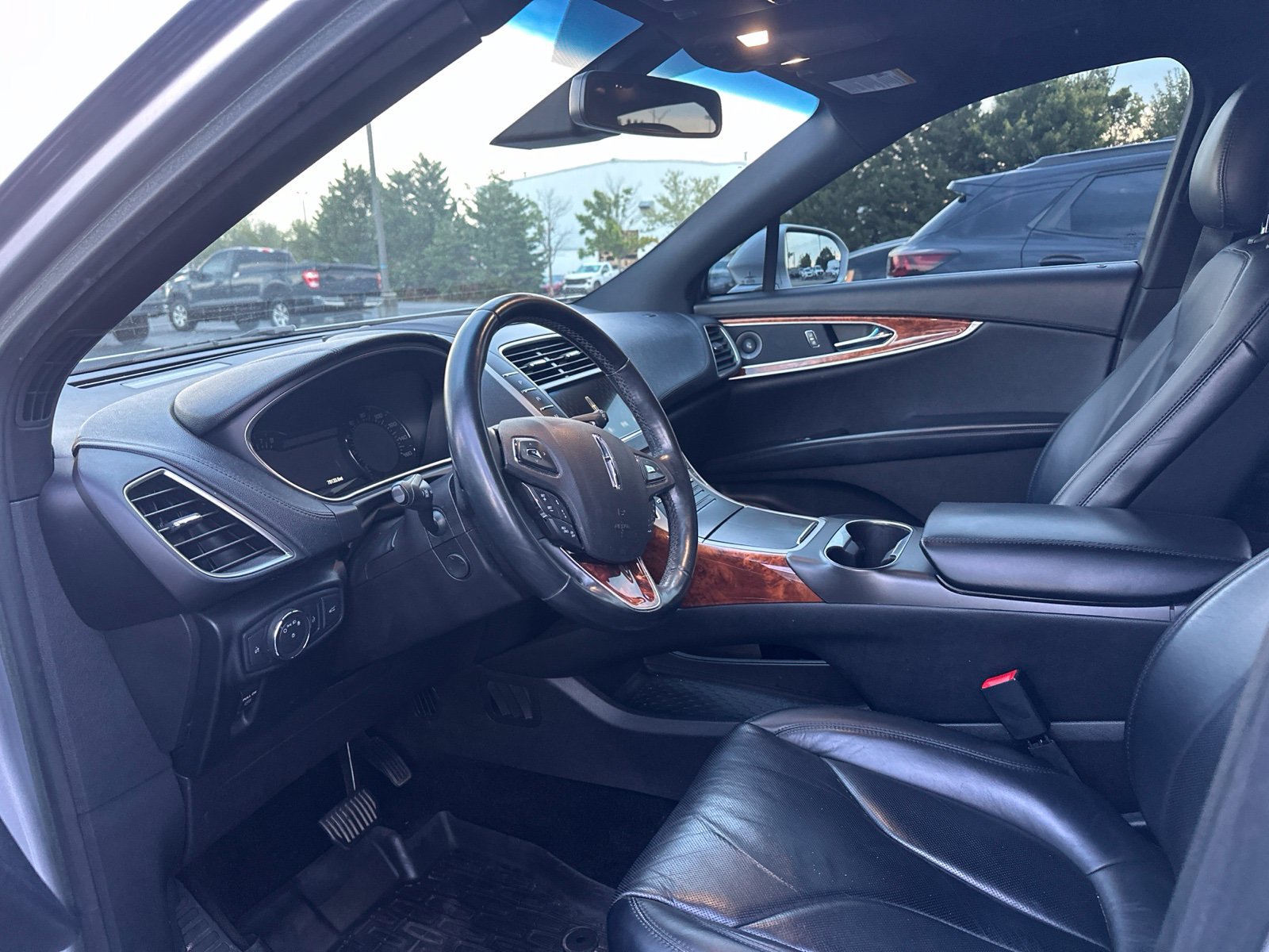 Used 2017 Lincoln MKX Reserve w/ Driver Assistance Package FWD image 8