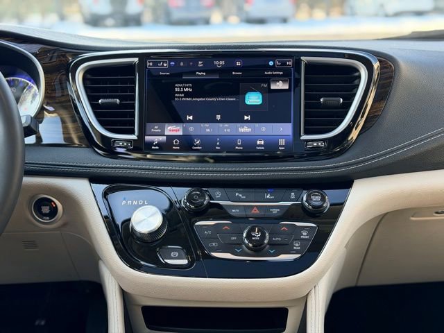 Used 2023 Chrysler Pacifica Limited image 25