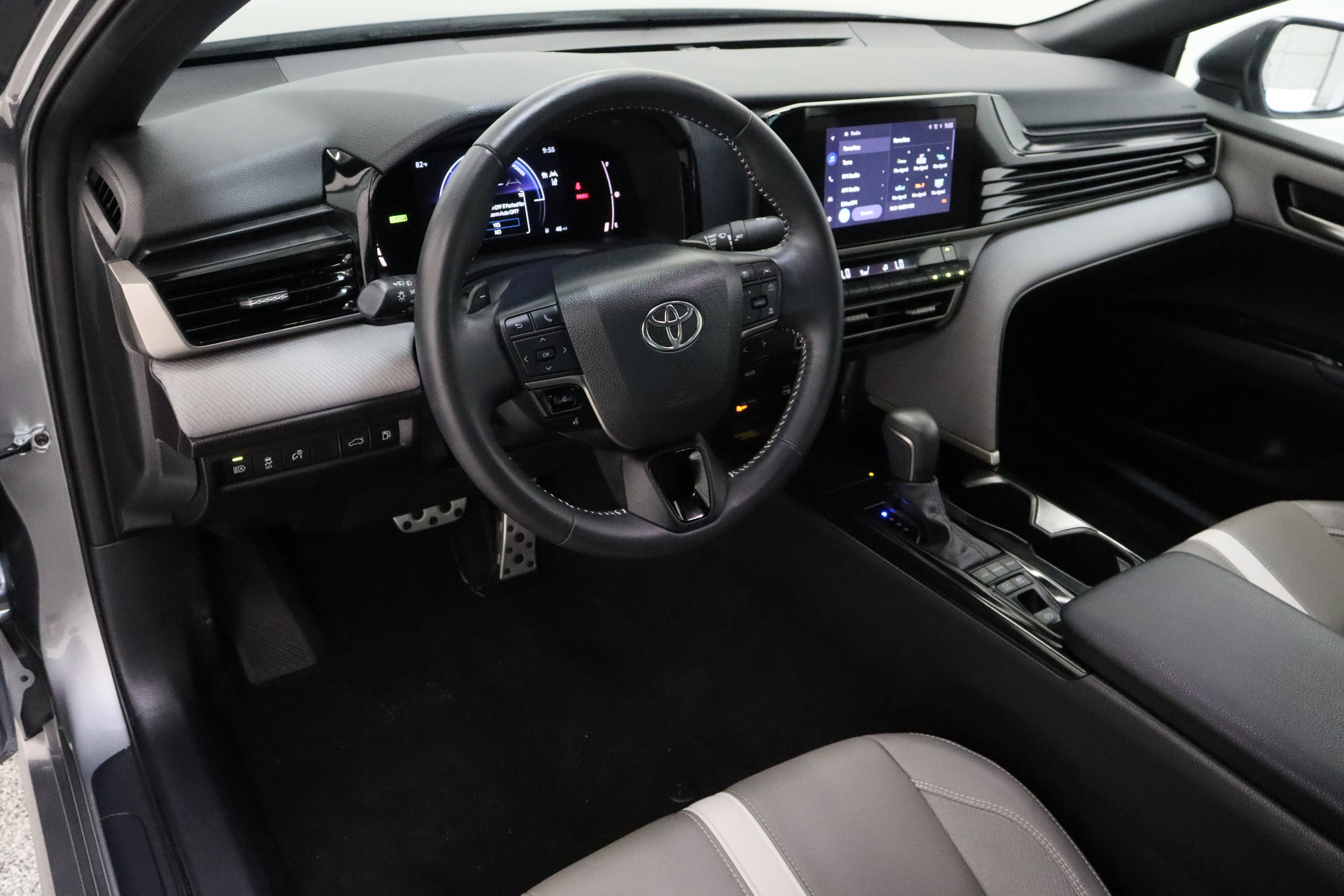 Used 2025 Toyota Camry SE w/ Convenience Package FWD image 13