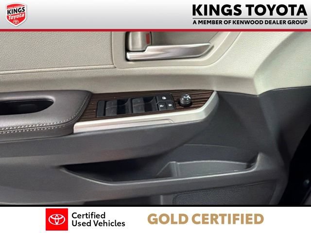 Used 2023 Toyota Sienna XLE FWD image 32