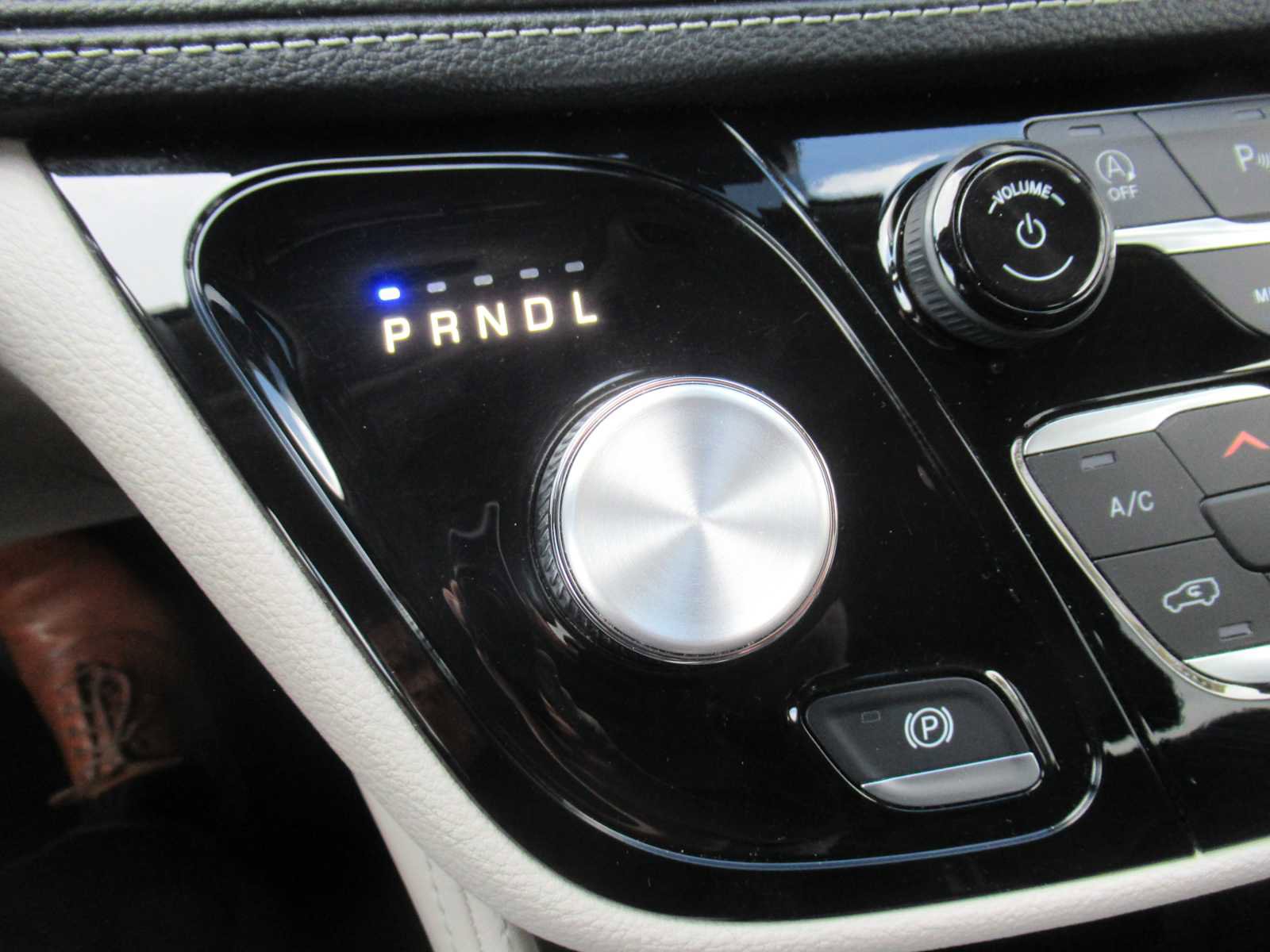 Used 2023 Chrysler Pacifica Limited image 34