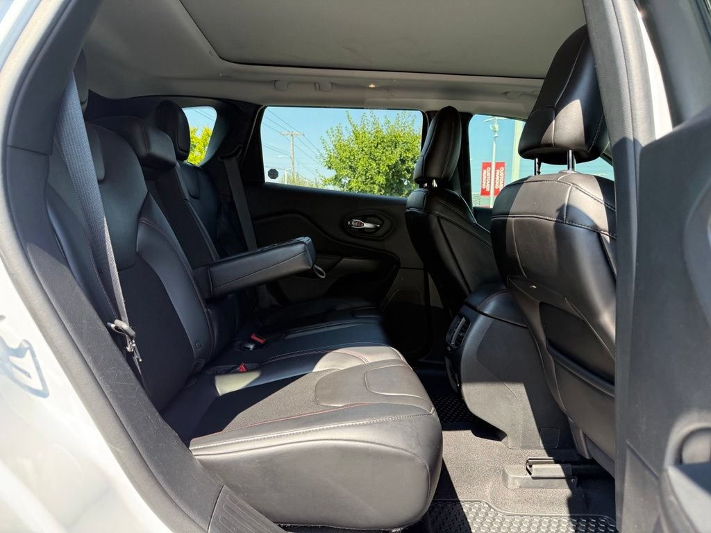 Used 2019 Jeep Cherokee Trailhawk w/ Comfort/Convenience Group AWD/4WD image 18
