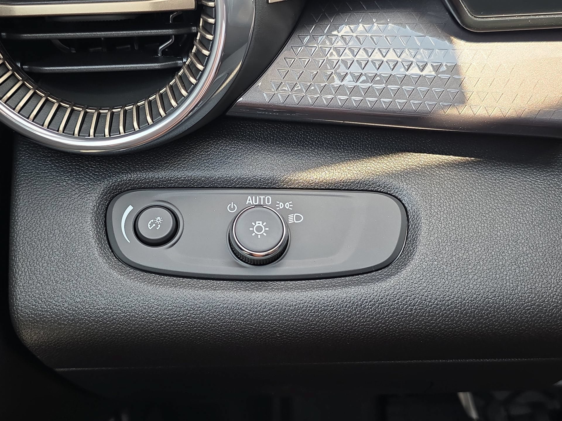 New 2026 Chevrolet Trax ACTIV FWD image 25