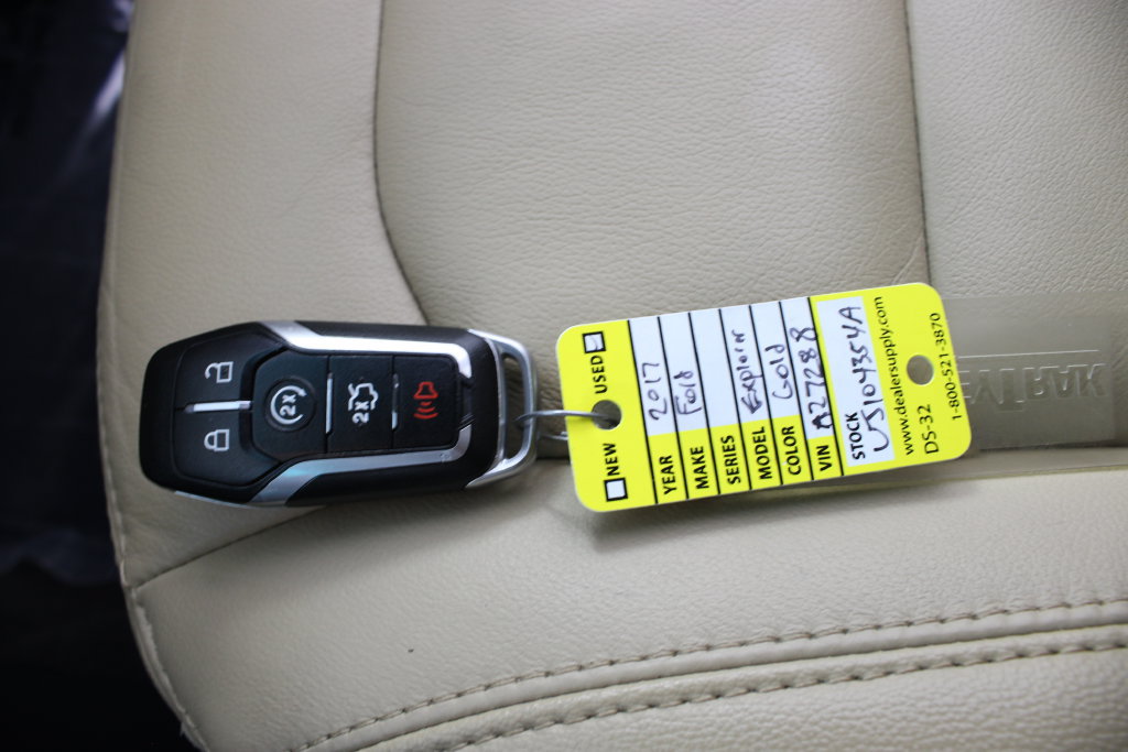 Used 2017 Ford Explorer XLT w/ Equipment Group 202A AWD/4WD image 7