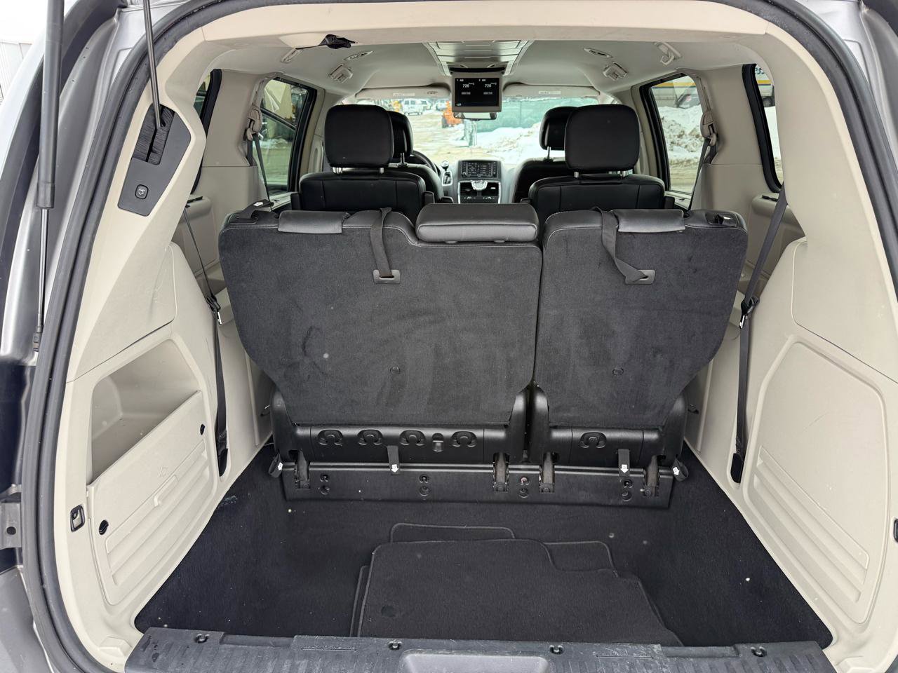 Used 2015 Chrysler Town & Country Touring w/ Driver Convenience Group image 26